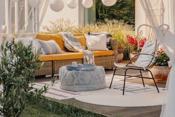 backyard living space decor tips